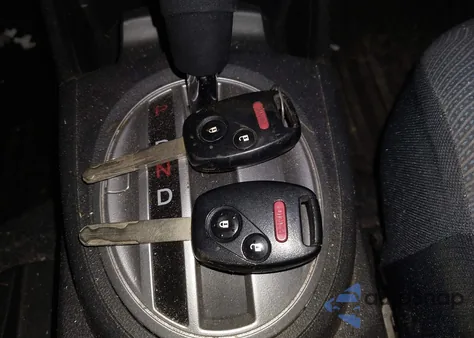 2010 Honda Fit Sport z USA, uszkodzony, nr VIN JHMGE8H45AC021950